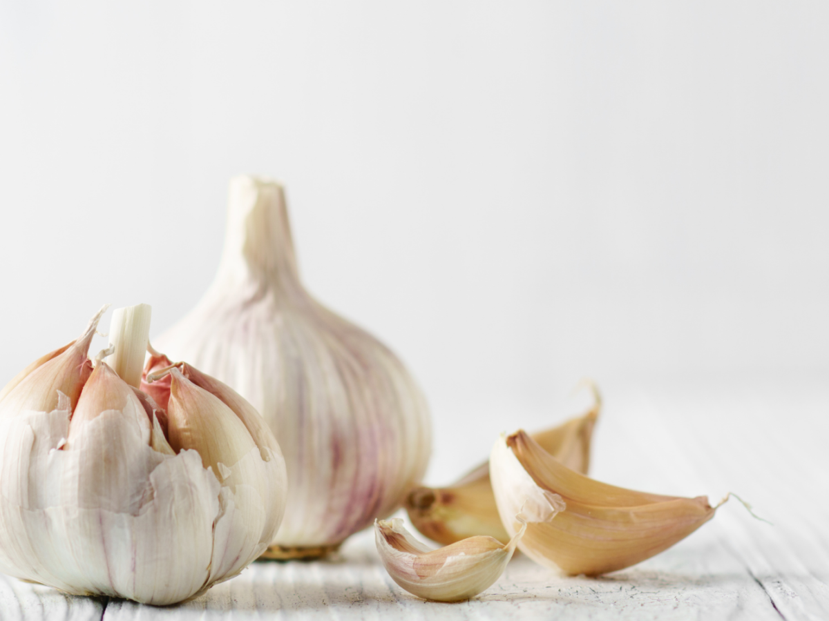 garlic_on_white_table